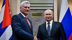 Ruský prezident Vladimir Putin a kubánský prezident  Miguel Díaz-Canel pi...