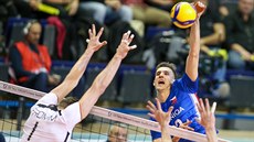 Český volejbalista Patrik Indra zakončuje v utkání proti Německu. Český volejbalista Patrik Indra zakončuje v utkání proti Německu.
