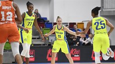 Kateřina Elhotová (uprostřed) z USK Praha přijímá gratulace k úspěšnému... Kateřina Elhotová (uprostřed) z USK Praha přijímá gratulace k úspěšnému...