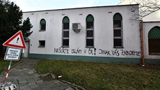 Vandal posprejoval brněnskou mešitu nenávistným nápisem (4. ledna 2020). Vandal posprejoval brněnskou mešitu nenávistným nápisem (4. ledna 2020).