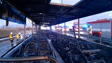 Na dálnici D1 při sjezdu z Pražského okruhu shořel autobus. (3. ledna 2020) Na dálnici D1 při sjezdu z Pražského okruhu shořel autobus. (3. ledna 2020)