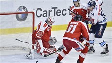 Olomoucký Branislav Konrád zasahuje proti střele libereckého Jaroslava Vlacha. Olomoucký Branislav Konrád zasahuje proti střele libereckého Jaroslava Vlacha.