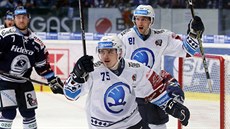 Patrik Zdráhal z Plzně (vepředu) se raduje z branky do sítě Vítkovic. Patrik Zdráhal z Plzně (vepředu) se raduje z branky do sítě Vítkovic.