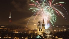 Přestože magistrát ohňostroj nepořádal, 1. ledna v Praze byl. Lidé se na něj... Přestože magistrát ohňostroj nepořádal, 1. ledna v Praze byl. Lidé se na něj...