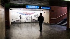 Grafika na stěně, kterou končí levý podchod k nástupištím hlavního nádraží,... Grafika na stěně, kterou končí levý podchod k nástupištím hlavního nádraží,...