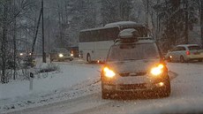 Sníh komplikuje dopravu v Jizerských horách Sníh komplikuje dopravu v Jizerských horách