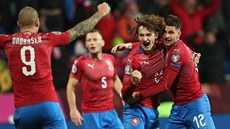 Český záložník Alex Král v objetí Lukáše Masopusta slaví důležitý gól v... Český záložník Alex Král v objetí Lukáše Masopusta slaví důležitý gól v...