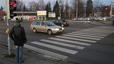 Pokud by město postavilo lávku pro pěší přes ulici Na Dlouhé louce, tento... Pokud by město postavilo lávku pro pěší přes ulici Na Dlouhé louce, tento...