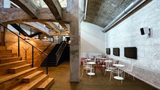 Jedna ze šikmých výsypek původní uhelny byla přeměněna ve stupňovité hlediště s... Jedna ze šikmých výsypek původní uhelny byla přeměněna ve stupňovité hlediště s...