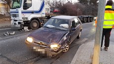 Sráka osobního auta s tahaem na namrzající vozovce v praské Uhínvsi. (3....