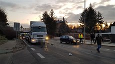 Srážka osobního auta s tahačem na namrzající vozovce v pražské Uhříněvsi. (3.... Srážka osobního auta s tahačem na namrzající vozovce v pražské Uhříněvsi. (3....