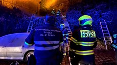 Ve čtvrtek večer spadla z vyšehradských hradeb v Praze 4 žena, kterou museli z... Ve čtvrtek večer spadla z vyšehradských hradeb v Praze 4 žena, kterou museli z...