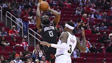 James Harden z Houstonu střílí přes bránícího Torreyho Craiga z Denveru. James Harden z Houstonu střílí přes bránícího Torreyho Craiga z Denveru.
