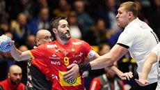 Španělský házenkář Raul Entrerrios Rodriguez (vlevo) se snaží prosadit přes... Španělský házenkář Raul Entrerrios Rodriguez (vlevo) se snaží prosadit přes...