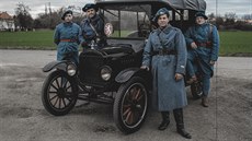 Legionáři s legendou Veterán a Jiří Charfreitag ve stejnokroji legionářů ve... Legionáři s legendou Veterán a Jiří Charfreitag ve stejnokroji legionářů ve...