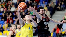 Nymburský pivot Zach Hankins (vpravo) se snaží zblokovat Jana Švandrlíka z... Nymburský pivot Zach Hankins (vpravo) se snaží zblokovat Jana Švandrlíka z...