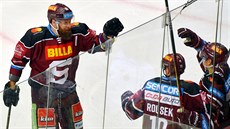 Adam Polášek, Lukáš Rousek a David Tomášek (zleva) ze Sparty se radují z gólu. Adam Polášek, Lukáš Rousek a David Tomášek (zleva) ze Sparty se radují z gólu.