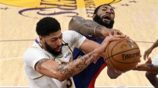 Anthony Davis (vlevo) z LA Lakers a Andre Drummond z Detroitu se přetahují na... Anthony Davis (vlevo) z LA Lakers a Andre Drummond z Detroitu se přetahují na...