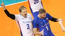Čeští volejbalisté Radek Mach (vlevo) a Milan Moník se radují. Čeští volejbalisté Radek Mach (vlevo) a Milan Moník se radují.