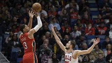 Tomáš Satoranský (vpravo) z Chicaga brání Joshe Harta z New Orleans. Tomáš Satoranský (vpravo) z Chicaga brání Joshe Harta z New Orleans.