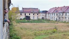 Kastelán Petr Weiss shlíží na kdysi skvostný hospodářský dvůr. Z historického... Kastelán Petr Weiss shlíží na kdysi skvostný hospodářský dvůr. Z historického...