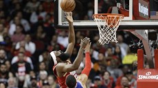 James Harden z Houstonu střílí na koš Philadelphie, brání ho Tobias Harris. James Harden z Houstonu střílí na koš Philadelphie, brání ho Tobias Harris.