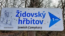 Prostřílená cedule židovského hřbitova v Sedličkách Prostřílená cedule židovského hřbitova v Sedličkách