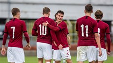 Fotbalisté sparťanského béčka se radují z gólu. Fotbalisté sparťanského béčka se radují z gólu.
