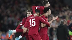 Liverpoolský záložník Curtis Jones (vpravo) oslavuje gól, kterým ve třetím kole... Liverpoolský záložník Curtis Jones (vpravo) oslavuje gól, kterým ve třetím kole...