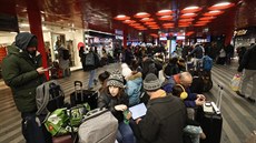 Porucha troleje zkomplikovala ranní železniční dopravu v Praze. Některé osobní... Porucha troleje zkomplikovala ranní železniční dopravu v Praze. Některé osobní...