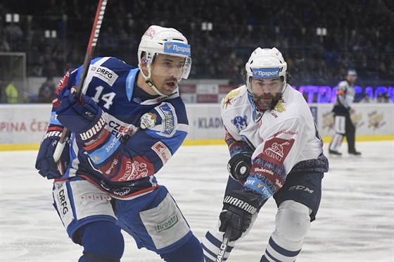 Tomá Plekanec z Komety v souboji s Jaromírem Jágrem z Kladna.