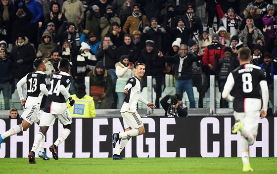 Cristiano Ronaldo (uprosted) z Juventusu se raduje se spoluhrái ze...