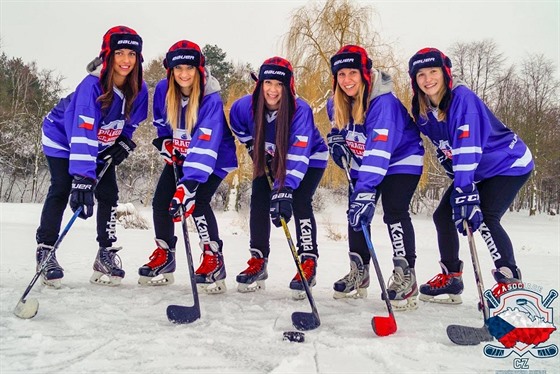 Tým Prague Ice Ladies. Jana Vacková je druhá zleva.