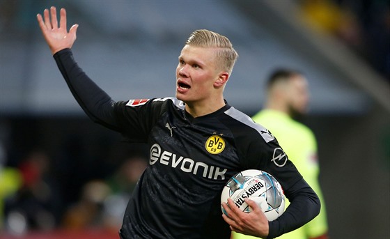 Erling Haaland se v premie za Dortmund blskl hattrickem.
