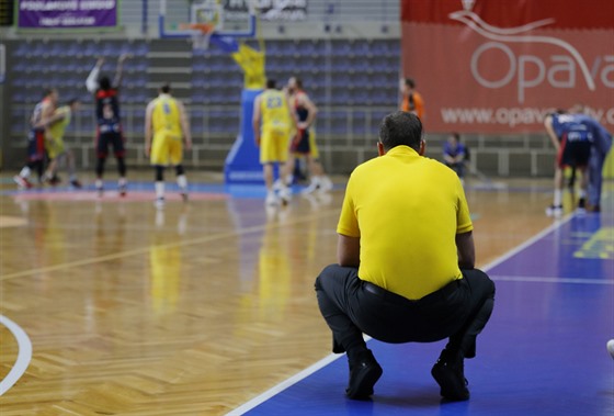 Opavský trenér Petr Czudek sleduje zápas svých mu s Brnem.