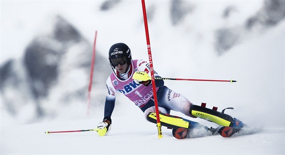 Francouzský lya Clément Noël na trati slalomu ve Wengenu
