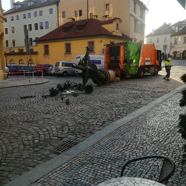 Dnes ráno popeláři při couvání porazili starou plynovou Lampu.
Dražického náměstí.