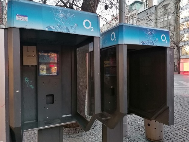 Najít funkční veřejný telefonní automat je teď zázrak. Na Václavském náměstí jsou už jen torza k vidění, které dělají našemu hlavnímu městu vcelku ostudu. Proto snad i stavební firma raději schovala dvojici VTA a rozšířila si tím zábor. Myslím si však, že