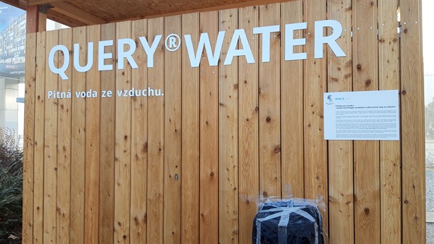 Pítko u metra Pankrác,kde se hromadily odpadky, bylo zalepeno.