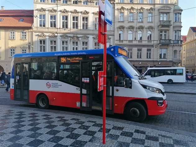 Midibusová linka 194 znovu jezdí přes tramvajové koleje na Malostranském náměstí, ale zastávka byla přeložena o 15 metrů vpřed kvůli bezpečnosti. Od 15. ledna měla vzniknout na předmostí Mánesova mostu zast. Malostranská. To se ale nestalo.