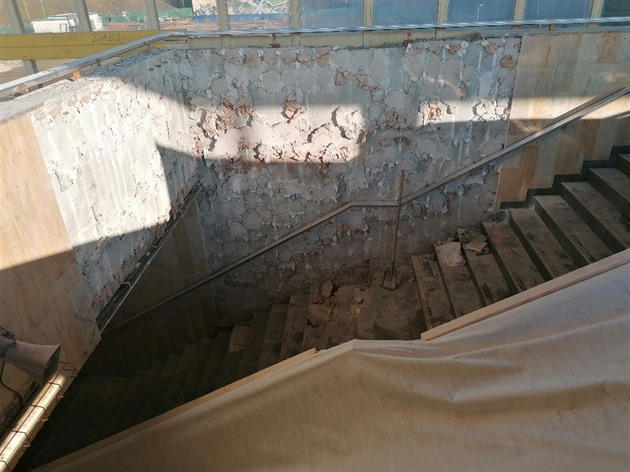 Ve stanici metra Opatov probíhají přípravy formou demolice pevného schodiště u výstupní zastávky pro regBUSy, zde místo něho bude výtah. Na opačné straně se výtah budovat nebude, jelikož je zde rampa tzv. šnek. Budovat se bude výtah také do stanice metra