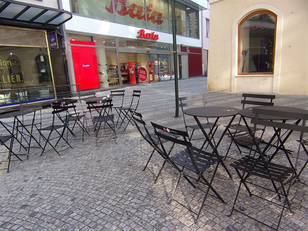 Pražské židle a stolky se vracejí do ulic a na náměstí.