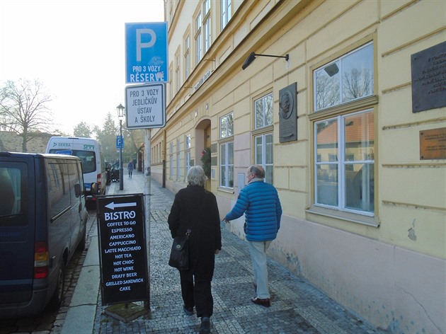 V areálu národní kulturní památky Vyšehrad - před hlavním vchodem do Jedličkova ústavu na ulici V Pevnosti 13, umístil místní podnikatel protějšího Bistra nelegální reklamu na chodník, kterou ještě napevno přidělal k dopravní značce pro invalidy. Porušil