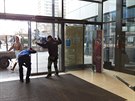 Oprava skleněných dveří v Arkádách na Pankráci. Oprava skleněných dveří v Arkádách na Pankráci.
