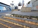 Odvrácená strana Vltavské-schody v rozpadu. Odvrácená strana Vltavské-schody v rozpadu.