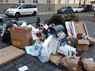 Nepořádek u podzemních kontejnerů na tříděný odpad na Řezáčově náměstí v Praze 7-Holešovicích. Nepořádek u podzemních kontejnerů na tříděný odpad na Řezáčově náměstí v Praze 7-Holešovicích.