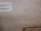 Kuriózní nápis na WC na Staroměstské radnici u umyvadla. Kuriózní nápis na WC na Staroměstské radnici u umyvadla.