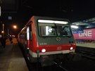 I v Praze na městské lince Praha Hostivař-Libeň-Roztoky nasazuje soukromý dopravce Arriva vozidla s pouze německými nápisy bez cílové stanice v 19 30 jsem spatřil vlak směr Hostivař s nápisem Sonderfahrt- zvláštní jízda. Poněkud osobitý dopravce. Hlavně, I v Praze na městské lince Praha Hostivař-Libeň-Roztoky nasazuje soukromý dopravce Arriva vozidla s pouze německými nápisy bez cílové stanice v 19 30 jsem spatřil vlak směr Hostivař s nápisem Sonderfahrt- zvláštní jízda. Poněkud osobitý dopravce. Hlavně,