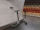 Sdílené koloběžky se začínají objevovat i v pražském metru. Něco takového jsem ještě nikdy neviděl. Snímek ze stanice Muzeum na lince A. Sdílené koloběžky se začínají objevovat i v pražském metru. Něco takového jsem ještě nikdy neviděl. Snímek ze stanice Muzeum na lince A.