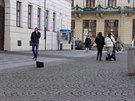 Zatím bez úrazu, ale je lépe se dívat pod nohy než do mobilu. Zatím bez úrazu, ale je lépe se dívat pod nohy než do mobilu.